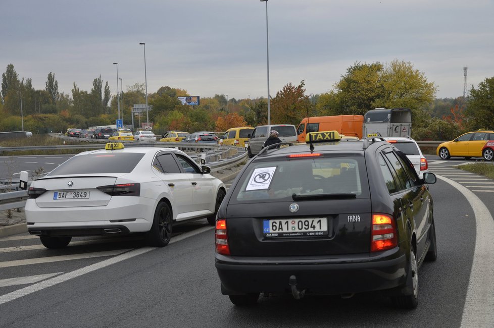 Taxikáři i řidiči Uberu od 4. října čelí přísnějším kontrolám pražského magistrátu (ilustrační foto).