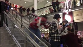 Odpůrce Trumpa při řečnění student schodil ze schodů.