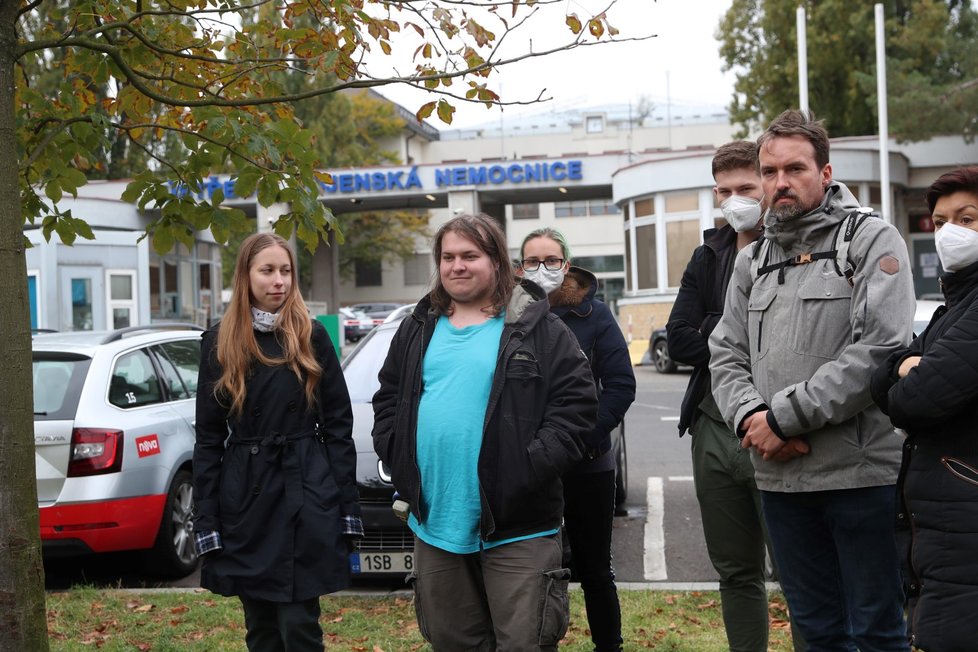 Happening v Ústřední vojenské nemocnici. Lidé měli zájem o zdravotní stav prezidenta (17. 10. 2021)