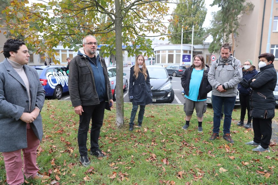 Happening v Ústřední vojenské nemocnici. Lidé měli zájem o zdravotní stav prezidenta (17. 10. 2021)