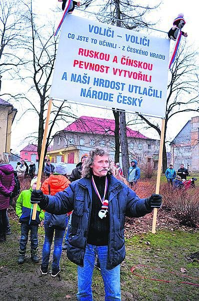 Jindřich Waloszek protestoval proti Zemanovi, lidé mu tleskali a podporovali ho.