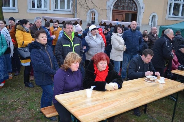 Jindřich Waloszek protestoval proti Zemanovi, lidé mu tleskali a podporovali ho.