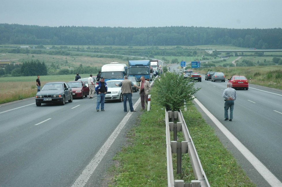 U Plzně blokují zemědělská nákladní auta dopravu k dálnici D5 u Ejpovic.