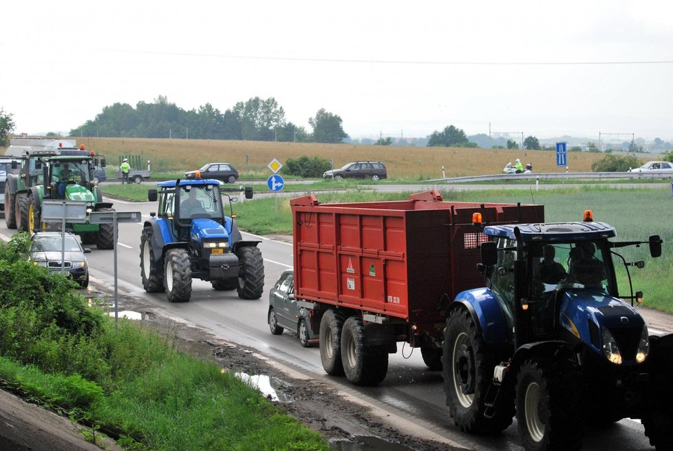 Zemědělci na protest proti nízkým výkupním cenám mléka včera na dvě hodiny zablokovali pomalu jedoucími traktory Řípskou ulici v Brně-Slatině v místech, kde je nájezd a výjezd z dálnice D1.