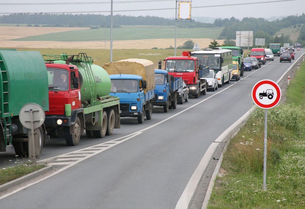 Policie tady krátce před protestem zemědělců osadilo dopravní značky zákaz vjezdu traktorů. Strážci zákona tvrdí, že šlo o dlouhodobě plánovanou akci a odmítají spekulace o spojitosti s blokádou farmářů. 