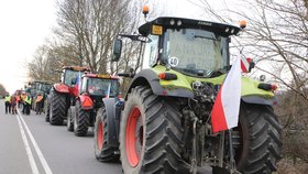 Zemědělci zablokovali hraniční přechod mezi Hodonínem a Holíčem. Kolona traktorů měřila přes kilometr.
