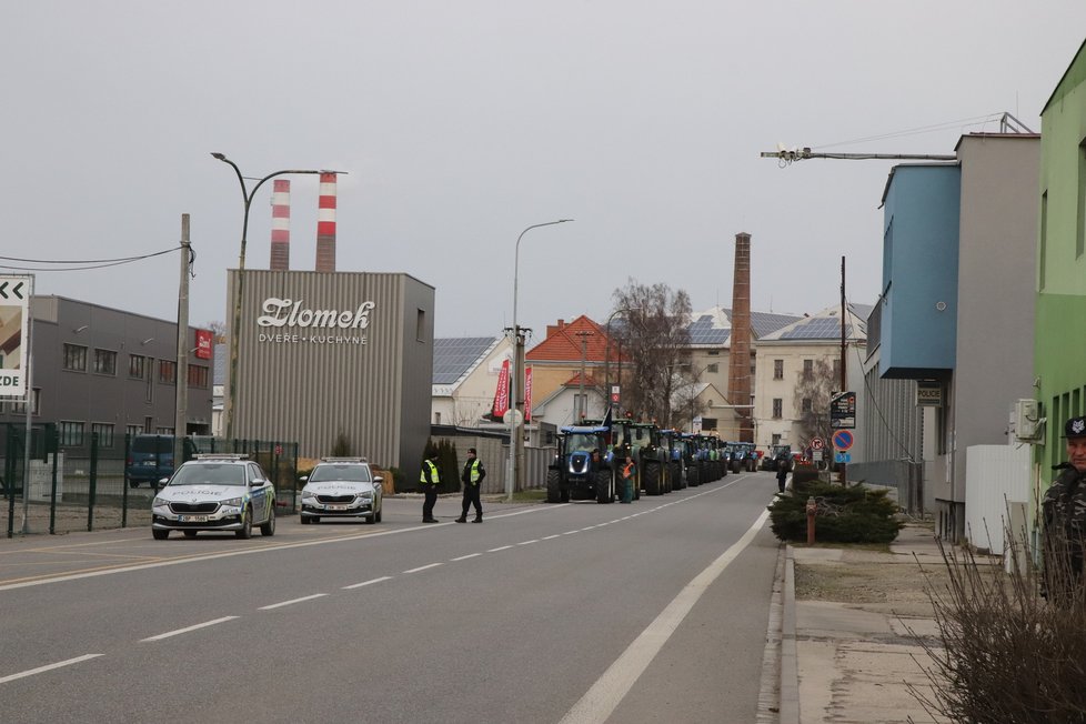 Zemědělci ve čtvrtek zablokovali hraniční přechod mezi Hodonínem a Holíčem. Kolona traktorů měřila přes kilometr.