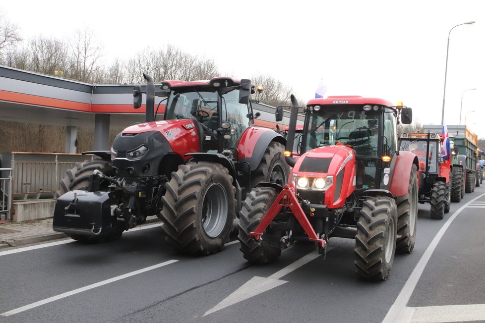 Zemědělci ve čtvrtek zablokovali hraniční přechod mezi Hodonínem a Holíčem. Kolona traktorů měřila přes kilometr.
