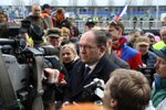 Ministr zemědělství Marek Výborný (KDU-ČSL) vyrazil mezi protestující zemědělce (19. 2. 2024)