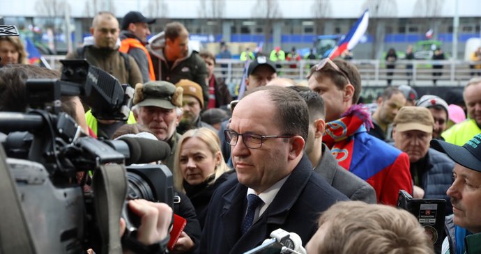 Ministr zemědělství Marek Výborný (KDU-ČSL) vyrazil mezi protestující zemědělce (19. 2. 2024)