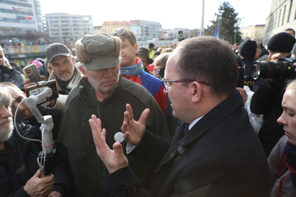 Ministr zemědělství Marek Výborný (KDU-ČSL) vyrazil mezi protestující zemědělce.