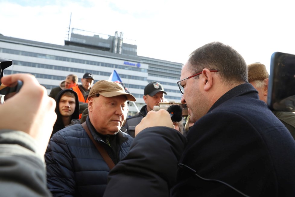 Ministr zemědělství Marek Výborný (KDU-ČSL) vyrazil mezi protestující zemědělce (19. 2. 2024)