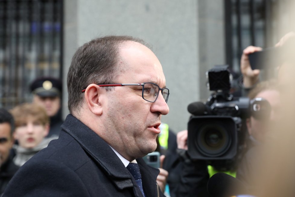 Ministr zemědělství Marek Výborný (KDU-ČSL) vyrazil mezi protestující zemědělce (19. 2. 2024).