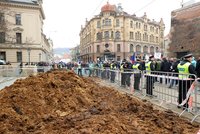 Kopa hnoje před Strakovkou: Policie nahlásila po protestu zemědělců tři přestupky