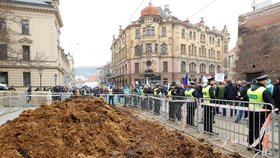 Kopa hnoje před Strakovkou: Policie nahlásila po protestu zemědělců tři přestupky