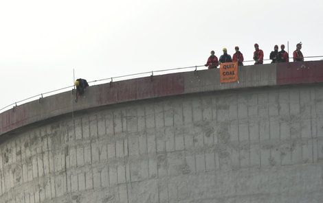 Chladicí věž elektrárny Chvaletice obsadilo 11 aktivistů ekologické organizace Greenpeace. 