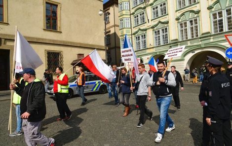 S transparenty protestovali na Malostranském náměstí.