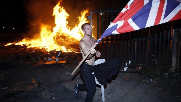Protestantský demonstrant s vlajkou Velké Británie, slavící porážku katolíků