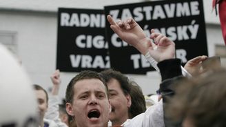 Radikálové zakončli pochod Břeclaví u domu, kde žijí Romové