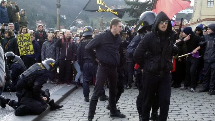Protestní shromáždění Solidarita bez hranic: Akční den proti pevnosti Evropa se uskutečnilo na Malostranském náměstí v Praze. Následoval pochod. Policie proti některým účastník u Pražského hradu zasáhla.