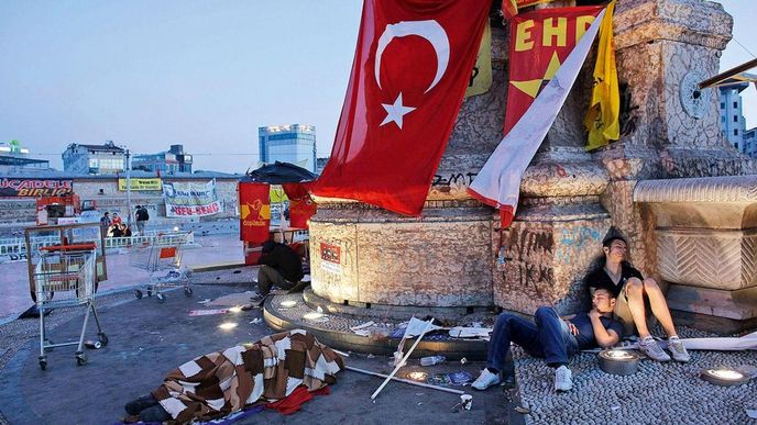 Protestující přespávají na istanbulském náměstí Taksim. Dnes ráno je odsud vytlačila policie