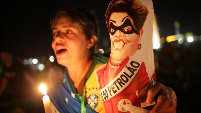 Protestující s karikaturou brazilské prezidentký