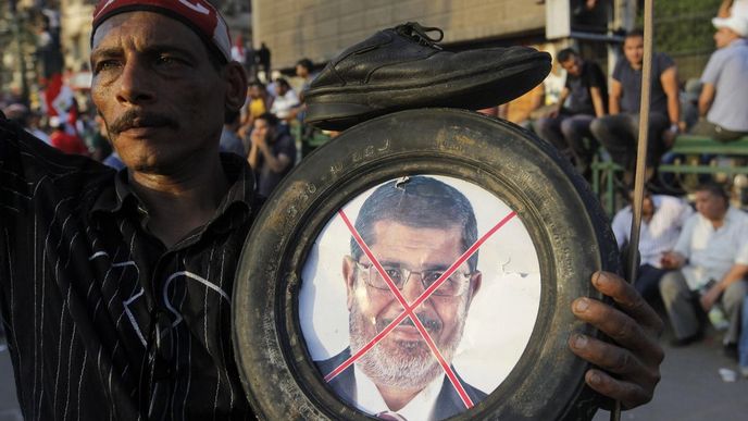 Protestující s portrétem egyptského prezidenta Muhammada Mursího