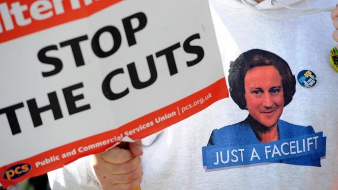 Protestující s tričkem parodujícím ministerského předsedu Davida Camerona.