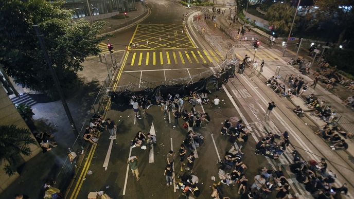 Protestující v Hongkongu blokují ulice