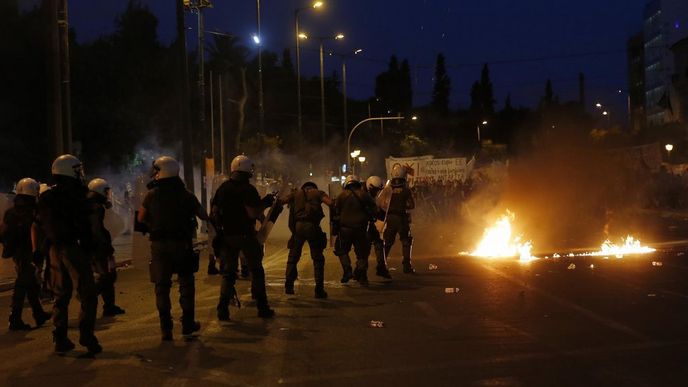 Protestující zaútočili na policisty zápalnými lahvemi