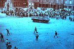 SRPEN 1969 v centru Brna na archivním snímku Moravského zemského muzea: demonstranti u kašny Parnas na Zelném trhu házejí kameny na obrněný transportér.