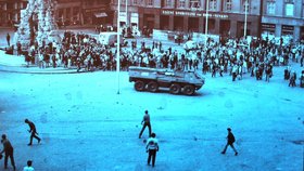 SRPEN 1969 v centru Brna na archivním snímku Moravského zemského muzea: demonstranti u kašny Parnas na Zelném trhu házejí kameny na obrněný transportér.
