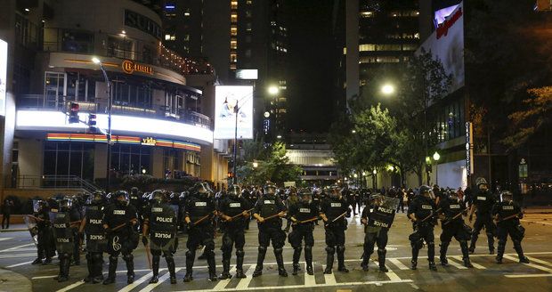 Policie v USA dopadla střelce z protestů v Charlotte