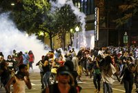 Krvavé protesty v americkém Charlotte: Vážně postřelili muže