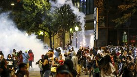 Při protestech v americkém městě Charlotte vážně postřelili muže.