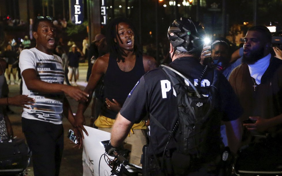 Při protestech v americkém městě Charlotte vážně postřelili muže.