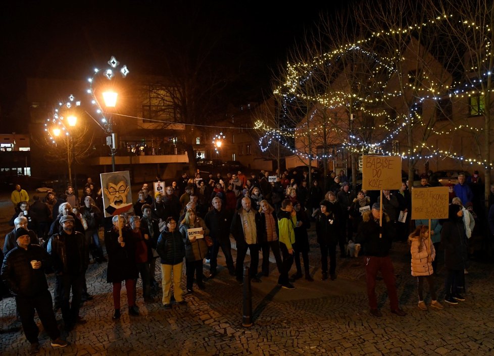 Stovky lidí se sešly po celé republice, aby v menších městech 16. prosince protestovali proti premiérovi Andreji Babišovi. Požadovaly opět jeho demisi. Protesty se konaly například v Děčíně, Táboře, Domažlicích, Berouně, nebo Trutnově. Akci svolal spolek Milion chvilek pro demokracii (16. 12. 2019)