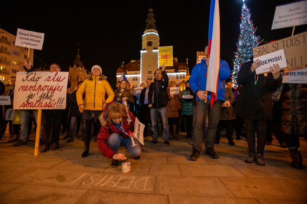 Stovky lidí se sešly po celé republice, aby v menších městech 16. prosince protestovali proti premiérovi Andreji Babišovi. Požadovaly opět jeho demisi. Protesty se konaly například v Děčíně, Táboře, Domažlicích, Berouně, nebo Trutnově. Akci svolal spolek Milion chvilek pro demokracii (16. 12. 2019)