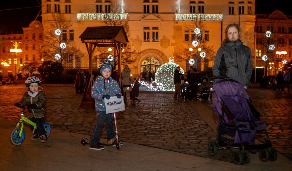 Stovky lidí se sešly po celé republice, aby v menších městech 16. prosince protestovali proti premiérovi Andreji Babišovi. Požadovaly opět jeho demisi. Protesty se konaly například v Děčíně, Táboře, Domažlicích, Berouně, nebo Trutnově. Akci svolal spolek Milion chvilek pro demokracii (16. 12. 2019)