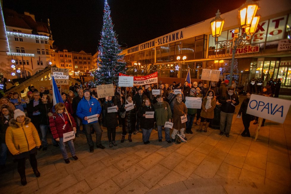 Stovky lidí se sešly po celé republice, aby v menších městech 16. prosince protestovali proti premiérovi Andreji Babišovi. Požadovaly opět jeho demisi. Protesty se konaly například v Děčíně, Táboře, Domažlicích, Berouně, nebo Trutnově. Akci svolal spolek Milion chvilek pro demokracii (16. 12. 2019)