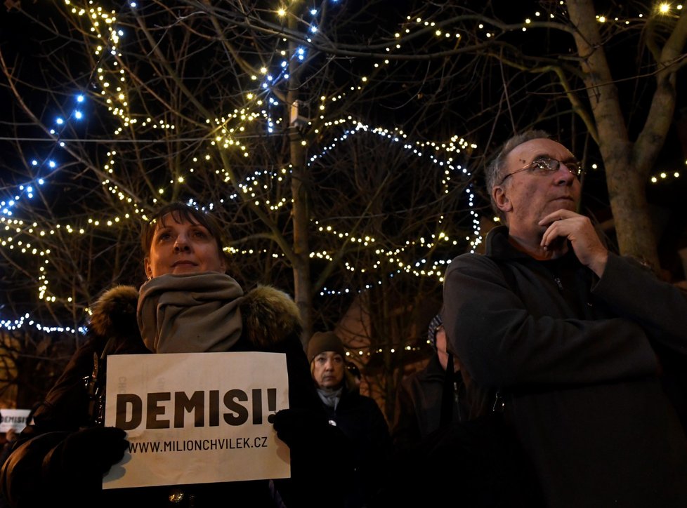 Stovky lidí se sešly po celé republice, aby v menších městech 16. prosince protestovali proti premiérovi Andreji Babišovi. Požadovaly opět jeho demisi. Protesty se konaly například v Děčíně, Táboře, Domažlicích, Berouně, nebo Trutnově. Akci svolal spolek Milion chvilek pro demokracii (16. 12. 2019)