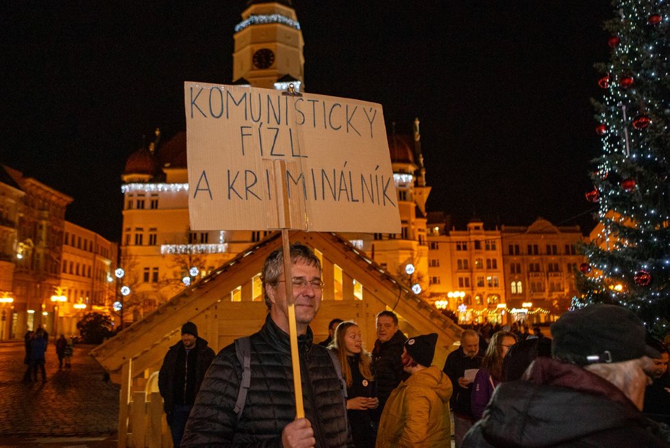 Stovky lidí se sešly po celé republice, aby v menších městech 16. prosince protestovali proti premiérovi Andreji Babišovi. Požadovaly opět jeho demisi. Protesty se konaly například v Děčíně, Táboře, Domažlicích, Berouně, nebo Trutnově. Akci svolal spolek Milion chvilek pro demokracii (16. 12. 2019)