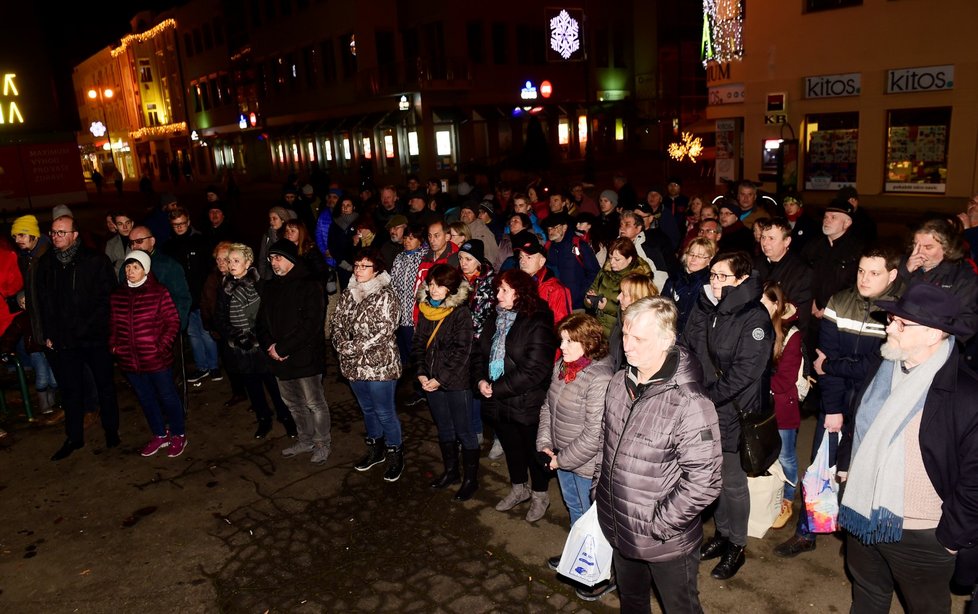 Stovky lidí se sešly po celé republice, aby v menších městech 16. prosince protestovali proti premiérovi Andreji Babišovi. Požadovaly opět jeho demisi. Protesty se konaly například v Děčíně, Táboře, Domažlicích, Berouně, nebo Trutnově. Akci svolal spolek Milion chvilek pro demokracii (16. 12. 2019)