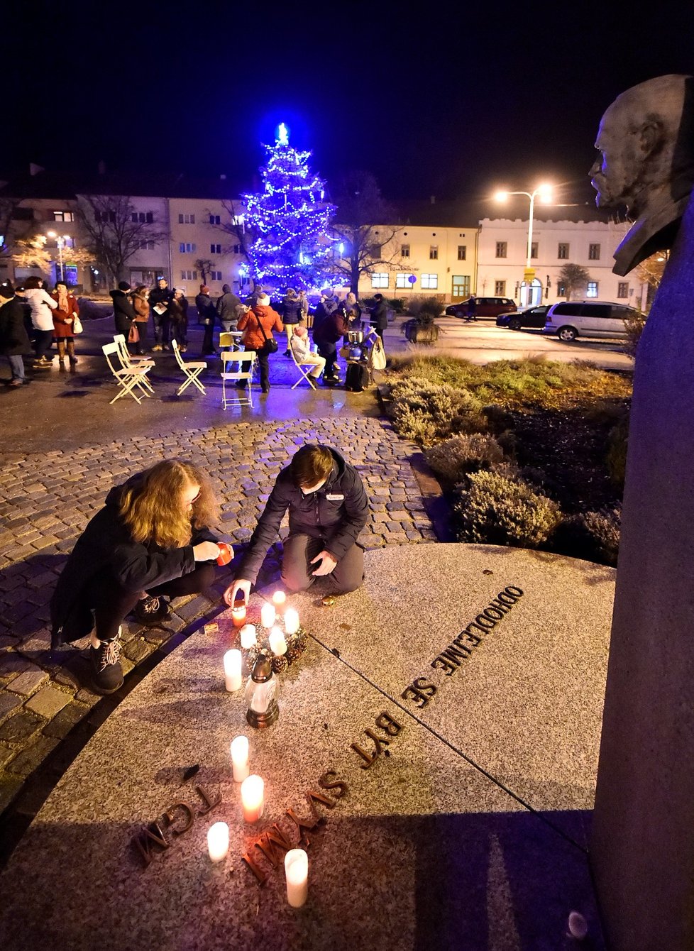 Stovky lidí se sešly po celé republice, aby v menších městech 16. prosince protestovali proti premiérovi Andreji Babišovi. Požadovaly opět jeho demisi. Protesty se konaly například v Děčíně, Táboře, Domažlicích, Berouně, nebo Trutnově. Akci svolal spolek Milion chvilek pro demokracii (16. 12. 2019)