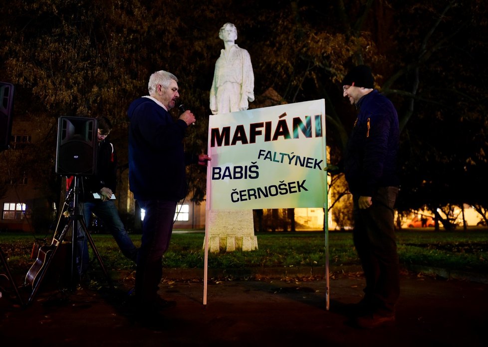 Stovky lidí se sešly po celé republice, aby v menších městech 16. prosince protestovali proti premiérovi Andreji Babišovi. Požadovaly opět jeho demisi. Protesty se konaly například v Děčíně, Táboře, Domažlicích, Berouně, nebo Trutnově. Akci svolal spolek Milion chvilek pro demokracii (16. 12. 2019)