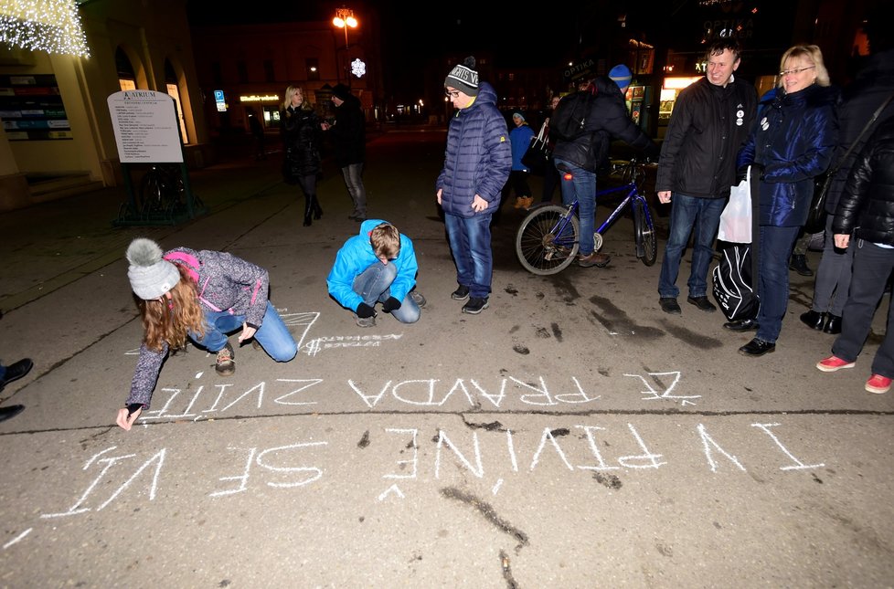 Stovky lidí se sešly po celé republice, aby v menších městech 16. prosince protestovali proti premiérovi Andreji Babišovi. Požadovaly opět jeho demisi. Protesty se konaly například v Děčíně, Táboře, Domažlicích, Berouně, nebo Trutnově. Akci svolal spolek Milion chvilek pro demokracii (16. 12. 2019)