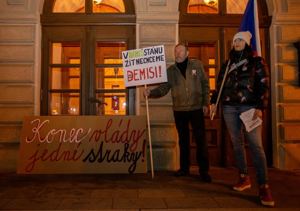 Stovky lidí se sešly po celé republice, aby v menších městech 16. prosince protestovali proti premiérovi Andreji Babišovi. Požadovaly opět jeho demisi. Protesty se konaly například v Děčíně, Táboře, Domažlicích, Berouně, nebo Trutnově. Akci svolal spolek Milion chvilek pro demokracii (16. 12. 2019)