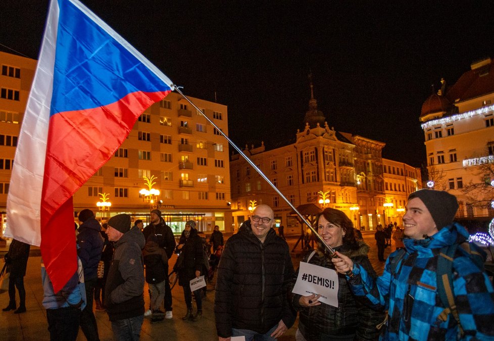 Stovky lidí se sešly po celé republice, aby v menších městech 16. prosince protestovali proti premiérovi Andreji Babišovi. Požadovaly opět jeho demisi. Protesty se konaly například v Děčíně, Táboře, Domažlicích, Berouně, nebo Trutnově. Akci svolal spolek Milion chvilek pro demokracii (16. 12. 2019)