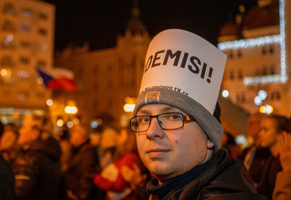 Stovky lidí se sešly po celé republice, aby v menších městech 16. prosince protestovali proti premiérovi Andreji Babišovi. Požadovaly opět jeho demisi. Protesty se konaly například v Děčíně, Táboře, Domažlicích, Berouně, nebo Trutnově. Akci svolal spolek Milion chvilek pro demokracii (16. 12. 2019)