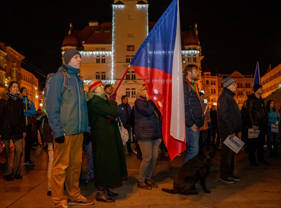 Stovky lidí se sešly po celé republice, aby v menších městech 16. prosince protestovali proti premiérovi Andreji Babišovi. Požadovaly opět jeho demisi. Protesty se konaly například v Děčíně, Táboře, Domažlicích, Berouně, nebo Trutnově. Akci svolal spolek Milion chvilek pro demokracii (16. 12. 2019)